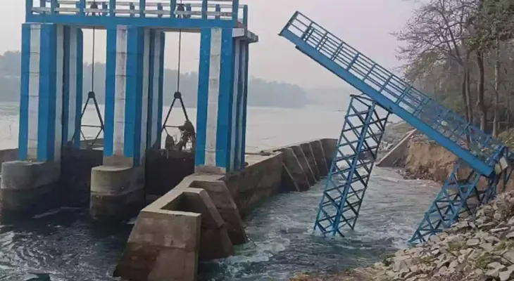 দেড় মাস পরও ভেঙে রয়েছে আত্রেয়ীর বাঁধ