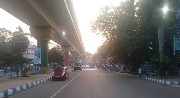 প্রকাশ্য রাস্তায় চুলের মুঠি ধরে  তরুণীকে বেধড়ক মার, চাঞ্চল্য