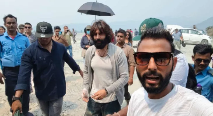 শ্রীলীলা-কার্তিককে দেখতে লিসের শ্যুটিংস্পটে ‘আশিকি’ ভক্তদের ভিড়