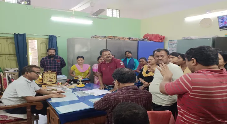 নিয়মিত ক্লাস হয় না, প্রধান শিক্ষককে ঘিরে বিক্ষোভ দেখালেন অভিভাবকরা