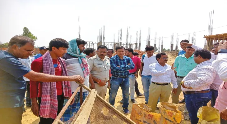 গাজোলে বিদ্যালয় তৈরিতে নিম্নমানের সামগ্রী ব্যবহারের অভিযোগ, বিক্ষোভ