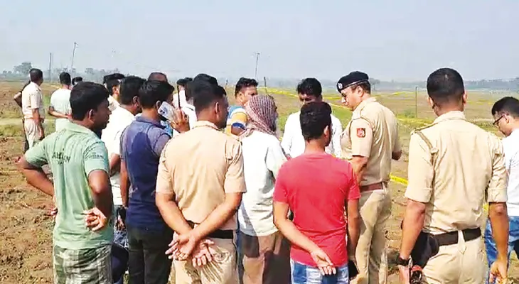 আমডাঙায় ফাঁকা মাঠে মহিলার অর্ধদগ্ধ দেহ, দানা বাঁধছে রহস্য