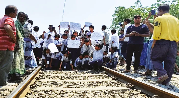 যাতায়াতের রাস্তা বন্ধ, প্রতিবাদে  রেল অবরোধ করল ছাত্রছাত্রীরা