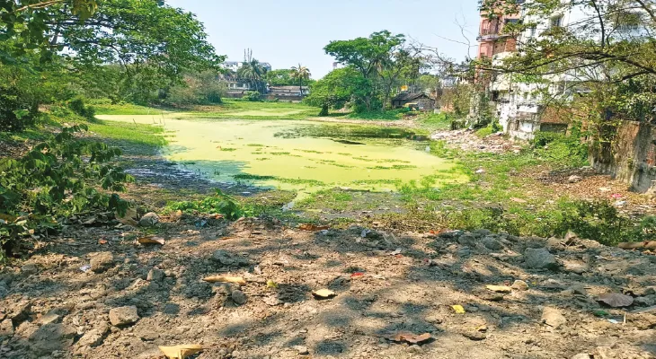রাজারহাটে পুলিসের উপস্থিতিতে পুকুর ভরাটের অভিযোগ, বিক্ষোভ