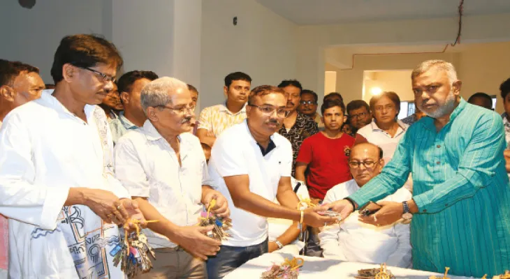 কালীঘাটে হকার্স মার্কেটে দোকানের চাবি হাতে পেয়ে উচ্ছ্বসিত ব্যবসায়ীরা