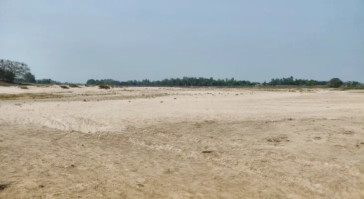 জল আটকেছে বাংলাদেশ, গরম পড়তেই গঙ্গারামপুরে শুকিয়ে কাঠ পুনর্ভবা নদী