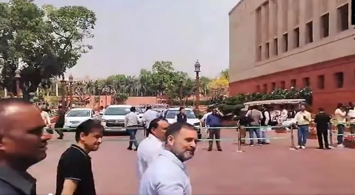 কীসের ভয়ে জানি না, তবে আমাকে বলতে দেওয়া হচ্ছে না, ফের আক্রমণ রাহুলের