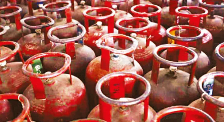 গ্যাসের অবৈধ কারবার, দুশোর বেশি সিলিন্ডার বাজেয়াপ্ত