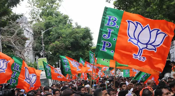 ভোট দেওয়ার ছবি মোবাইলে তুলে এনে দেখাতে হবে, বিজেপির হুইপ , কাঁথি সমবায়ের ভোট ঘিরে তপ্ত হচ্ছে খেজুরি-২ ব্লক