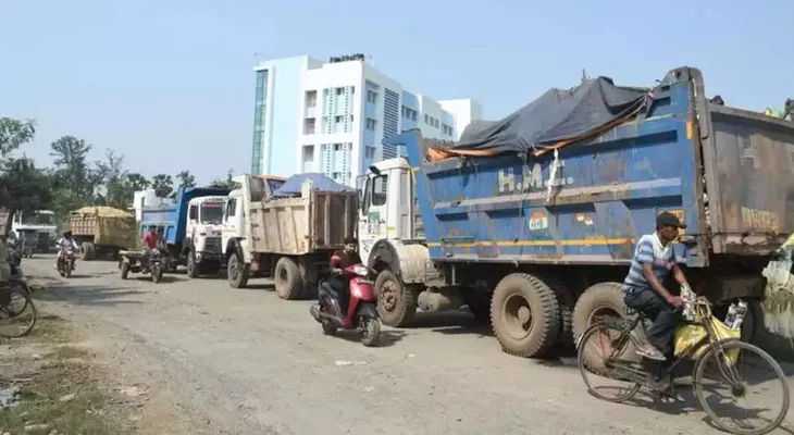 আবর্জনা সংগ্রহকারী বহু গাড়িরই লজ্‌ঝড় দশা, ধাপায় বর্জ্য পাঠাতে বিপাকে হাওড়া