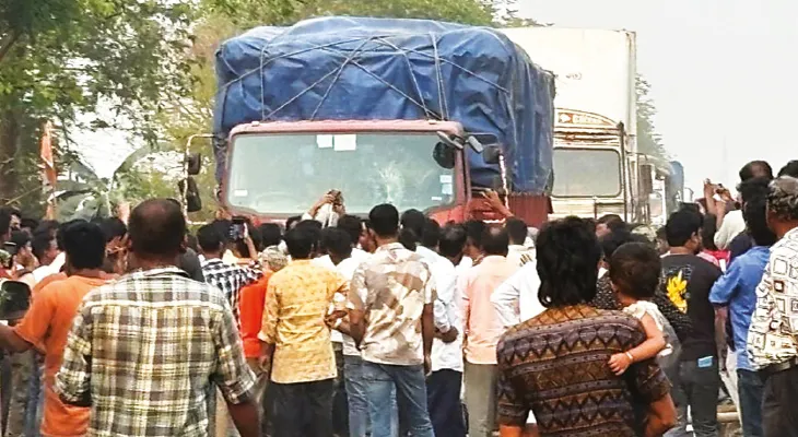 পাঞ্জিপাড়ায় লরির সঙ্গে সংঘর্ষ, মৃত্যু বাইকচালক যুবকের, সড়ক অবরোধ