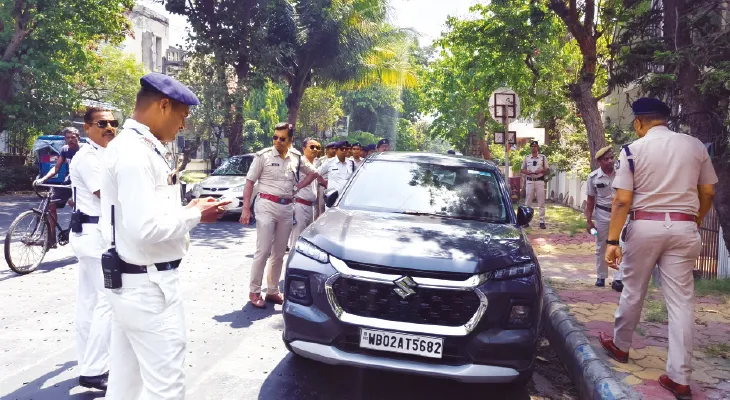 রাজপথে দেদার বেআইনি পার্কিং, সল্টলেকে অভিযানে নামল পুলিস