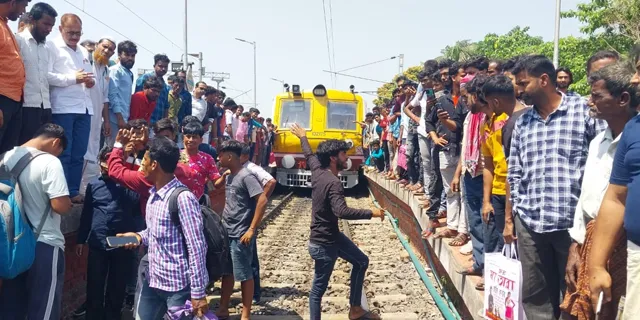 কাটোয়া স্টেশনে যাত্রীদের অবরোধ