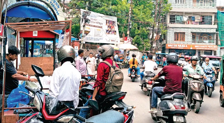 মহকুমা পরিষদের সামনে যানজট অবৈধ দোকান সরানোর নির্দেশ