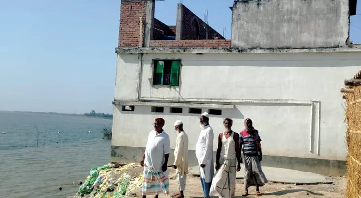 ভাঙনের ছ’মাস পরও বাঁধ মেরামত হয়নি কামালতিপুরে