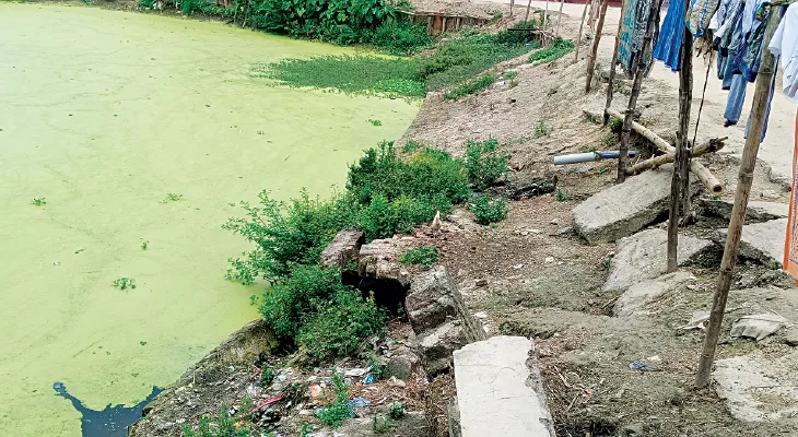 পাঁচ বছর আগে গার্ডওয়াল ভেঙে পুকুরে, ধস নেমে রাস্তা বিপজ্জনক