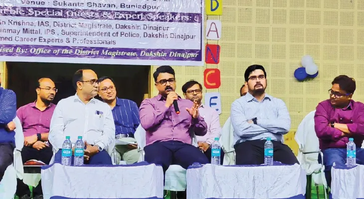 চাকরির দিশা দেখাতে পড়ুয়াদের একাধিক পরামর্শ জেলাশাসকের