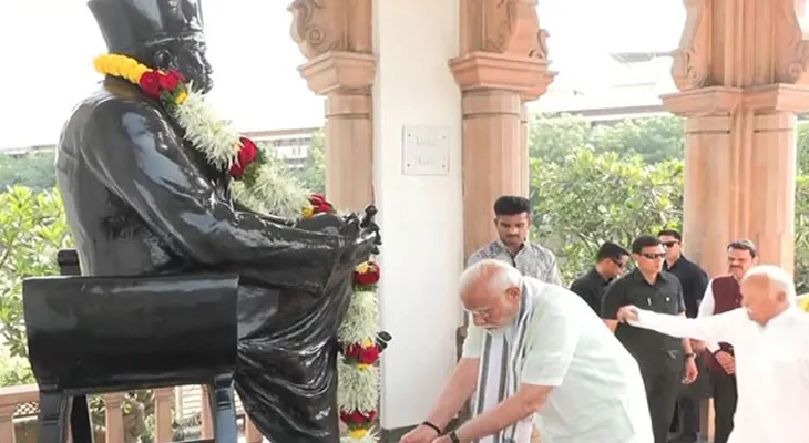 নাগপুরে সঙ্ঘের প্রতিষ্ঠাতা ডঃ কেশব বলিরাম হেডগেওয়ারকে শ্রদ্ধাজ্ঞাপন প্রধানমন্ত্রী নরেন্দ্র মোদির