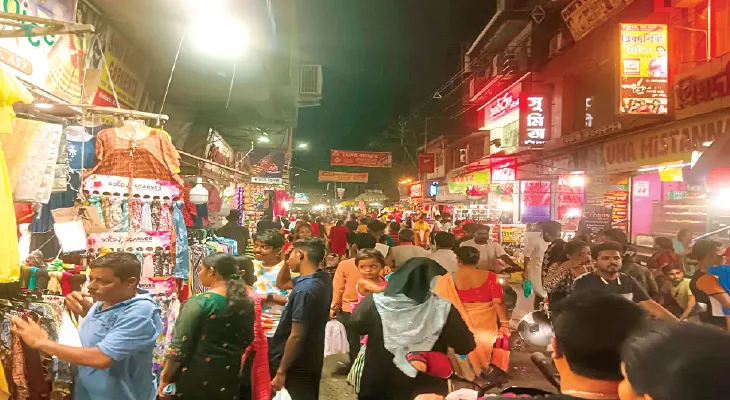 আজ ঈদ, ছুটির দিনে শেষ মুহূর্তের কেনাকাটায় বাজারে জমজমাট ভিড়
