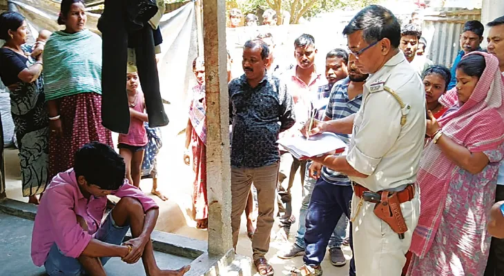 মাদক কারবারি সহ ক্রেতাকে ধরে পুলিসের হাতে তুলে দিলেন গ্রামবাসী