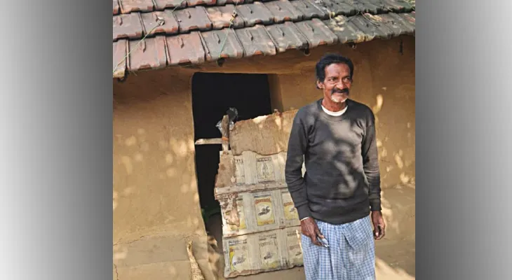 ভাঙা মাটির বাড়িতে থেকেও স্কুলের জন্য জমিদান মজুরের