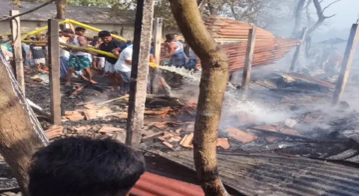 ঈদের দিনেই আগুনে পুড়ে গেল এনামুল, সাইমুনদের বাড়ি
