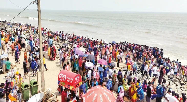 ঈদের ছুটিতে পর্যটকের উপচে পড়া ভিড় নিউ দীঘায়, চৈতন্যদ্বার নির্মাণের জন্য যান চলাচল নিয়ন্ত্রণে ওল্ড দীঘায় যেতে সমস্যা