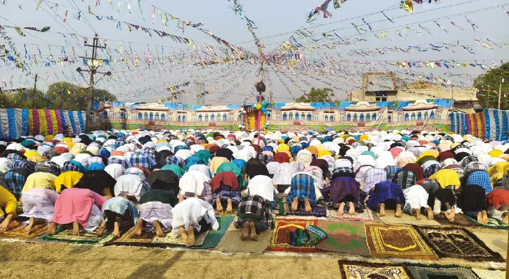 ঈদ এক করল তিন পাড়াকে, ২৫ বছর বাদে একসঙ্গে নামাজ আদায়