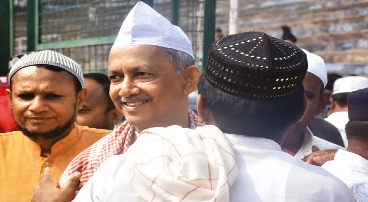 সম্প্রীতির আবহে পালিত খুশির ঈদ সকালে নামাজ পাঠ, দুপুরে শপিংমল-পার্কে ঢল