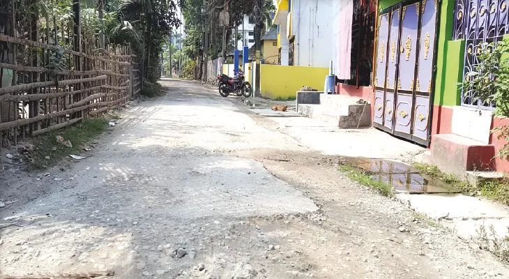 বাড়ির সামনের রাস্তাই সংস্কার করতে ‘ব্যর্থ’ বিজেপি বিধায়ক