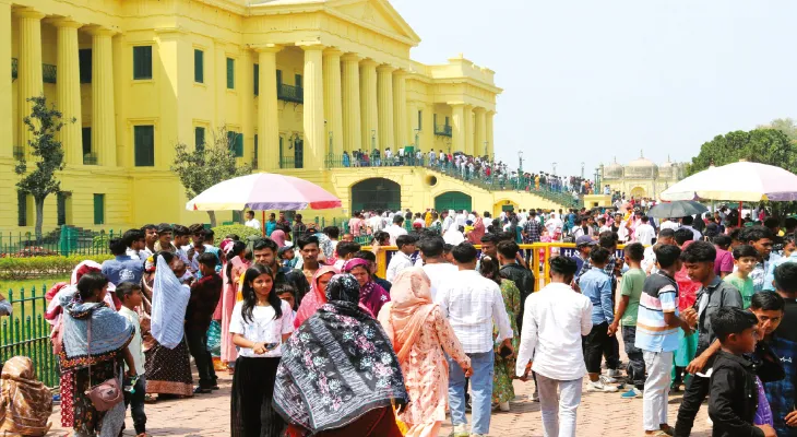 ঈদ উপলক্ষ্যে মঙ্গলবারও পর্যটকের ঢল নামল মুর্শিদাবাদের পর্যটনকেন্দ্রে