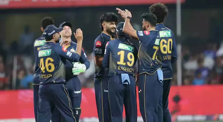 আইপিএল: ৭ রানে আউট কোহলি, আরসিবি ৮/১ (১.৪ ওভার), বিপক্ষ গুজরাত