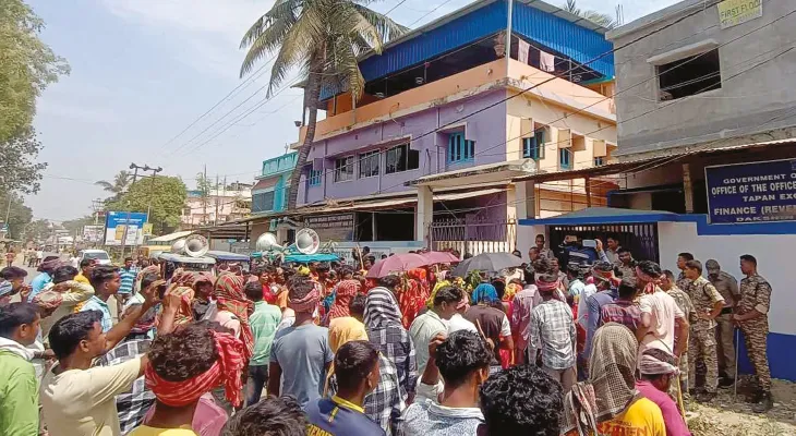মহিলাকে নির্যাতনের অভিযোগে তপনে অবরোধ আদিবাসীদের