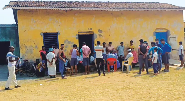 পড়ুয়াদের সামনেই দুই শিক্ষকের হাতাহাতি, লাটে উঠল পড়াশোনা