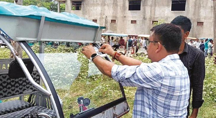 কাটোয়ায় টোটোর দৌরাত্ম্যে লাগাম, হলোগ্রাম স্টিকার লাগাচ্ছে প্রশাসন