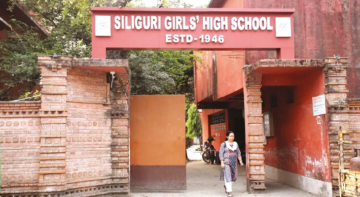 চাকরিহারা শতাধিক পড়াশোনা লাটে ওঠার শঙ্কা, শিলিগুড়ির স্কুলগুলিতে স্তব্ধতা, কান্নার রোল