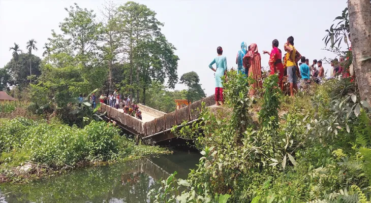 বালি ভর্তি ট্রাকের চাপে ভেঙে পড়ল সেতু