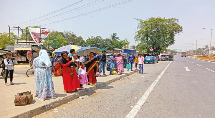 গাজোলের কদুবাড়িতে যাত্রী প্রতীক্ষালয়ে দাঁড়াচ্ছে না যান, রোদে ভোগান্তি যাত্রীদের