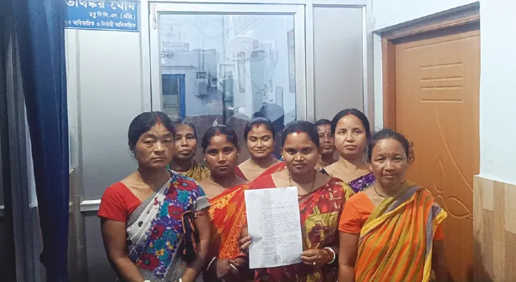 এক কিমি দূরের সাবমার্সিবল থেকে জল সংগ্রহ, বিডিও’র দ্বারস্থ মহিলারা