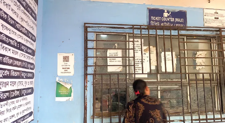 গঙ্গারামপুর সুপার স্পেশালিটি: অনলাইন পরিষেবা থাকলেও লাইনে দাঁড়িয়ে চলছে ওপিডির টিকিট কাটা