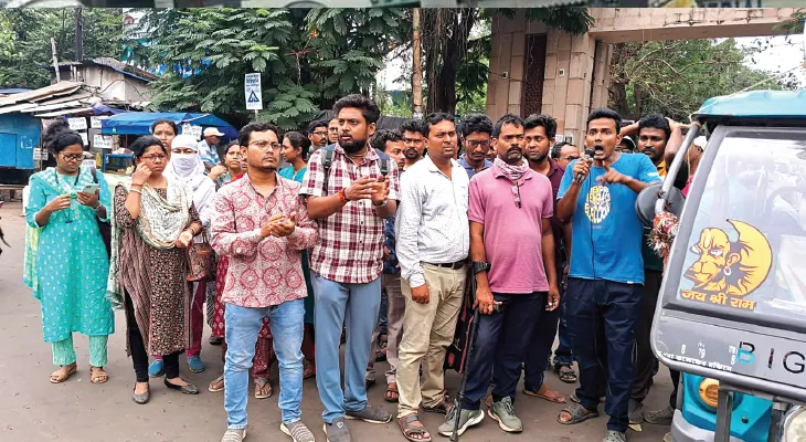 চাকরি ফেরানোর দাবিতে মেদিনীপুরে বিক্ষোভ কর্মসূচি শিক্ষক-শিক্ষিকাদের