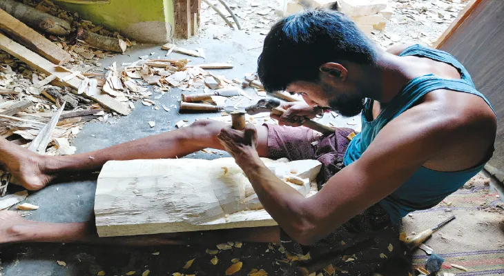মুখা নাচের জন্য মুখোশ তৈরিতে ব্যস্ত শিল্পীরা