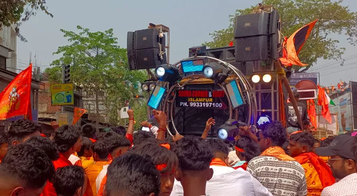 ইসলামপুরে রামনবমীর শোভাযাত্রায় নিষেধাজ্ঞা অমান্য করে বাজানো হচ্ছে ডিজে