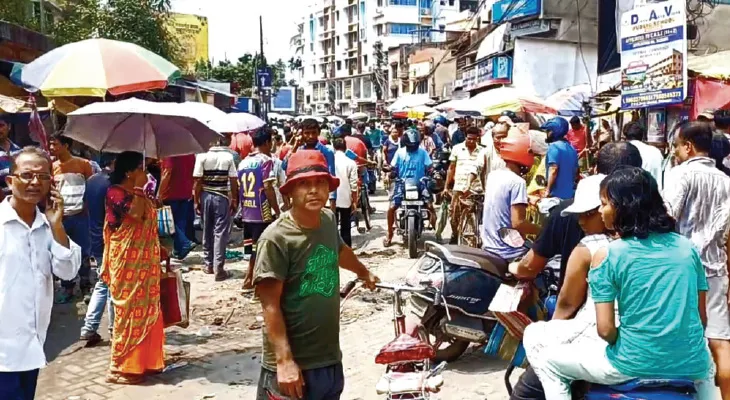 বেপরোয়া গাড়ির ধাক্কায় মৃত পথচারী, জখম আট, ভাঙচুর