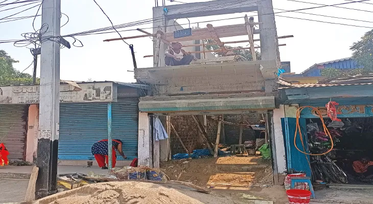 ইসলামপুরে সরকারি জায়গায় দেদার কংক্রিটের নির্মাণ, চোখ বুজে পুরসভা