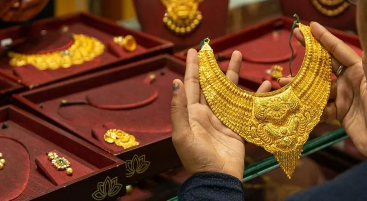 সোনা লাখ ছুঁই ছুঁই!