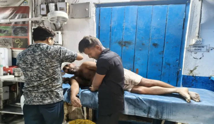 বেড়া দেওয়া নিয়ে ঝামেলা, ভাইকে ধারালো অস্ত্রের কোপ