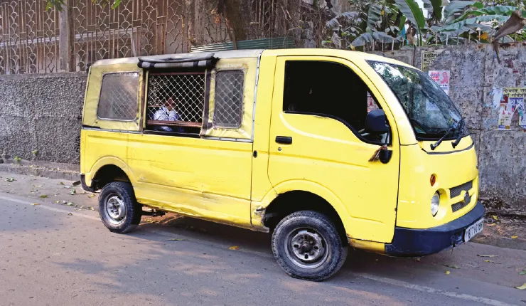 শিলিগুড়ি শহরে ক্রমশ বাড়ছে পুলকারের দাপট