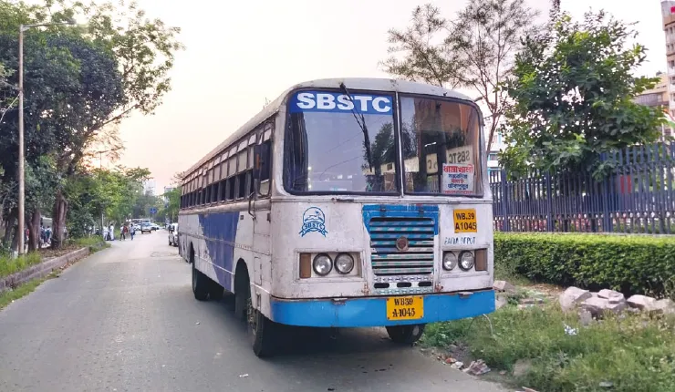 চিংড়িঘাটায় সরকারি বাসের  ধাক্কায় স্কুটার আরোহীর মৃত্যু