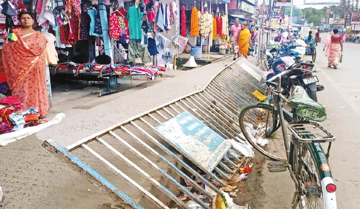 বিপজ্জনক অবস্থায় ফুটপাতে নর্দমার ঢাকনা, ভেঙে পড়ছে লোহার রেলিং